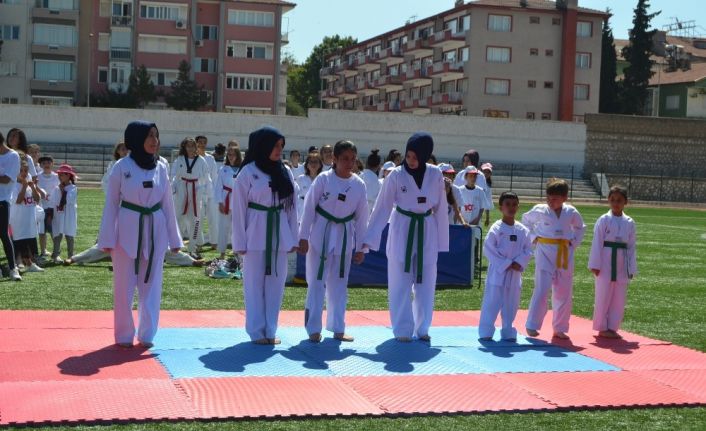 18 branşda açılan yaz spor okullarına 4 Bin 200 kişi başvuru yapıldı.