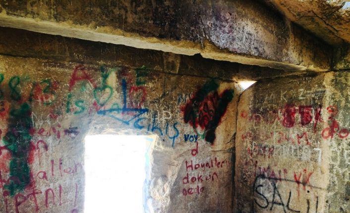 2500 yıllık anıt mezar, vandalizm duvarına döndü