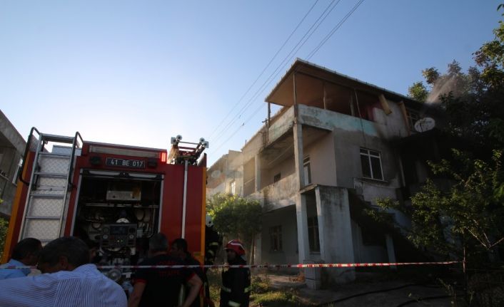 3 katlı binada çıkan yangında evde mahsur kalan yaşlı adamı vatandaşlar kurtardı