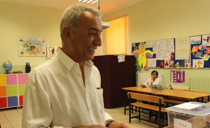 Adnan Polat sandık görevlilerini güldürdü