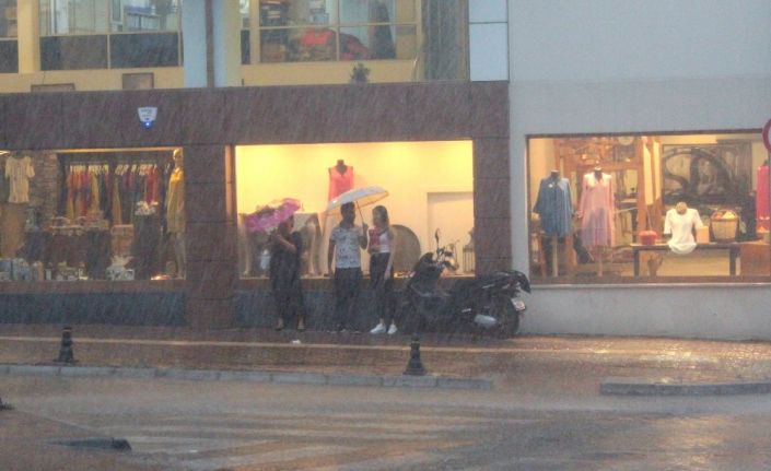 Aniden bastıran sağanak yağış yaşamı olumsuz etkiledi