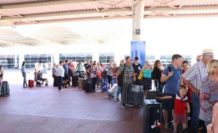 Antalya’ya havadan turist yağıyor