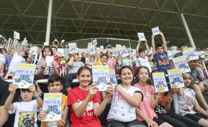 Bakan Kasapoğlu, yaz spor okulu açılışında gençlerle buluştu