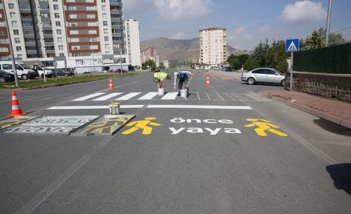Başkan Dr. Mustafa Palancıoğlu: “Okul yollarına yaya öncelikli yazı ve logo  uyarıları taktir topluyor”