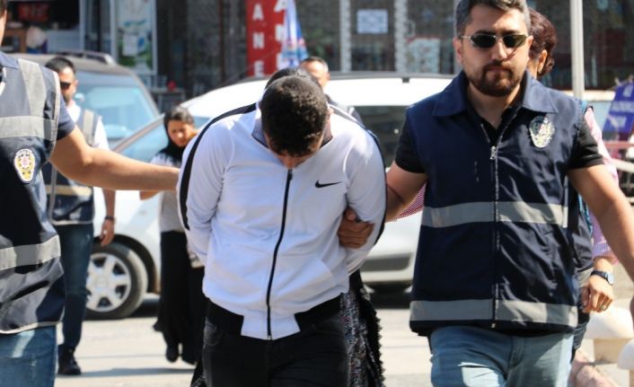 Çaldığı parayı 10 gün içinde ödeyeceğini söyleyince serbest bırakıldı