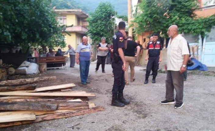 Cide’de çıkan yangında iki ev kullanılamaz hale geldi