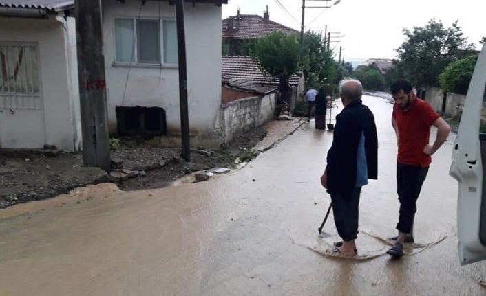 D-650 karayolunda su baskını nedeniyle sürücüler zor anlar yaşadı