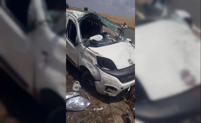 Diyarbakır’da hafif ticari araç refüje çarptı: 1 ölü, 3 yaralı
