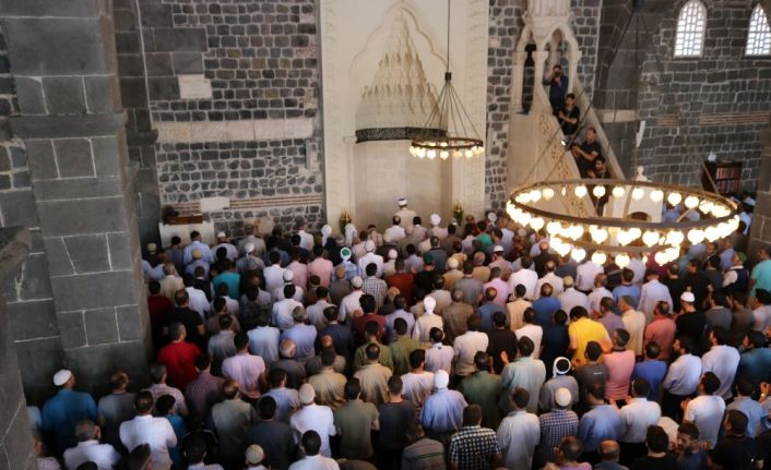 Diyarbakır’da Mursi için gıyabi cenaze namazı kılındı