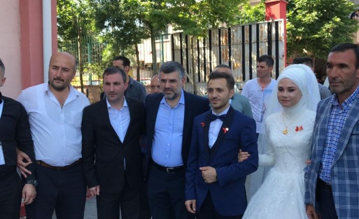 Düğünlerini bırakıp oy kullandılar