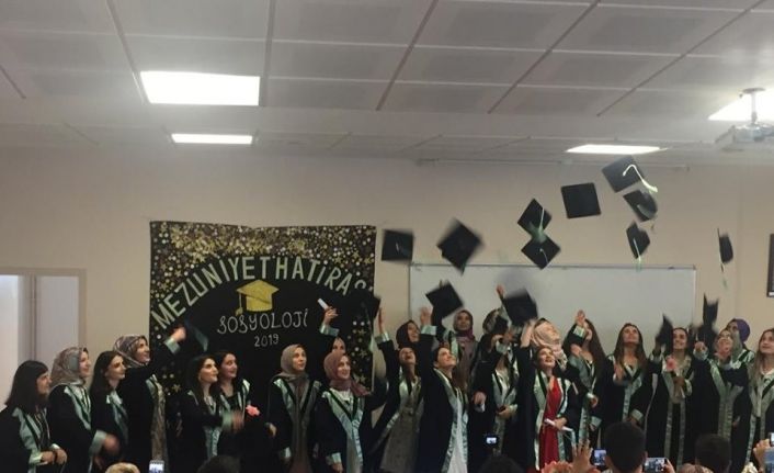 Fakültenin ilk mezunları kadın öğrenciler oldu