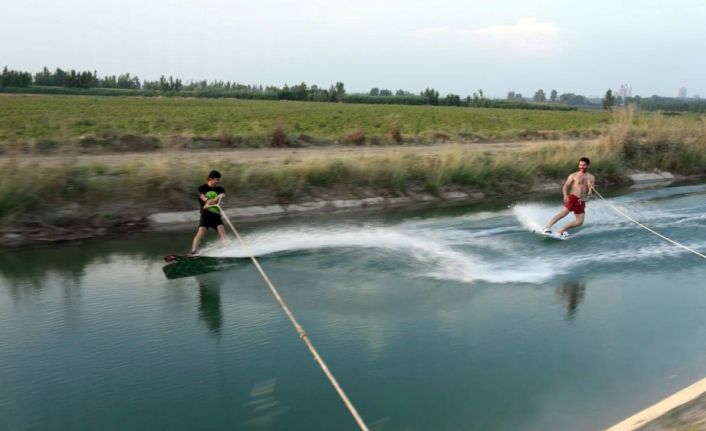 Fenomen gençler düşe kalka sörf yaptı
