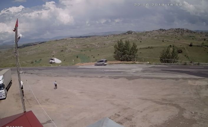 Freni tutmayan tır şarampole uçtu