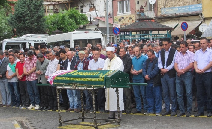 Gelininin tabutuna sarılarak ağladı