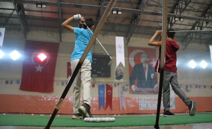 Golfçüler halı ve fileyle şampiyonaya hazırlanıyorlar