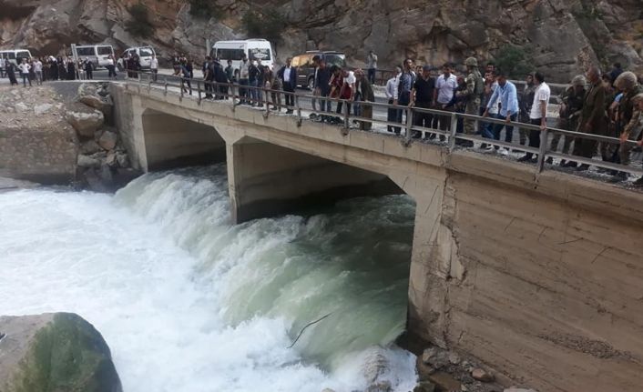 Hakkari’de bir kişi bisikletiyle suya uçtu