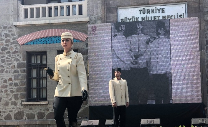 İkinci Meclis’te Atatürk Giysi Koleksiyonu Defilesi
