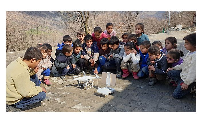 İlk defa drone gören masum çocuklar