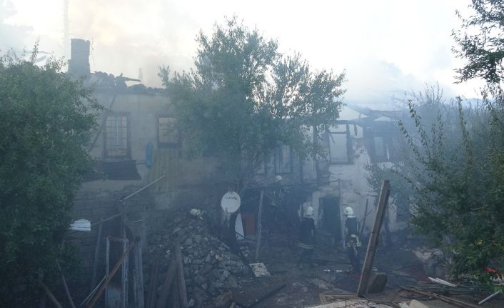 Isparta’da ahşap evler cayır cayır yandı