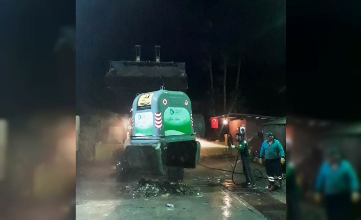 İzmit’te konteynırlar yıkanıyor