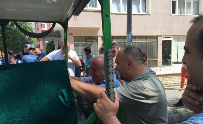 Kadıköy’de hayatını kaybeden çiftin akrabaları cenaze aracının başında gözyaşlarına boğuldu