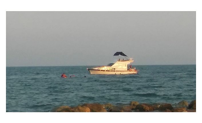 Kayalıklara çarpan yatta can pazarı!