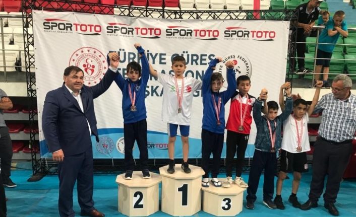 Kocaelili minik güreşçiler Türkiye 3.’sü oldu