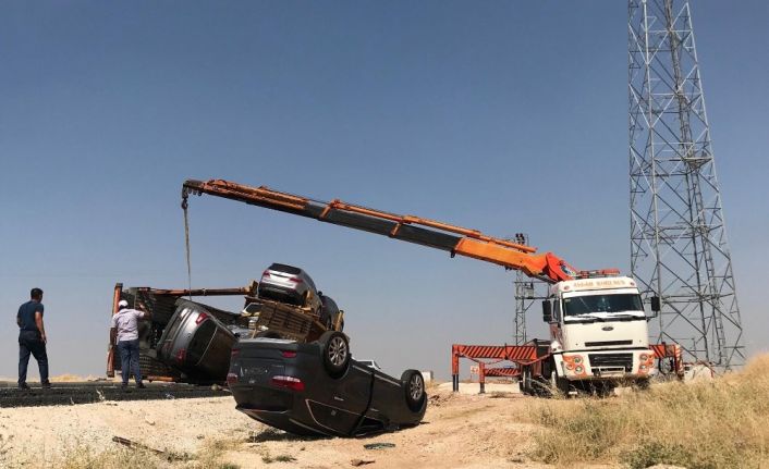 Lüks araçları taşıyan tır devrildi