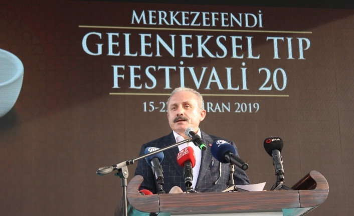 ‘Merkezefendi Geleneksel Tıp Festivali’nde vatandaşlar mesir macununu kapabilmek için birbirleriyle yarıştı