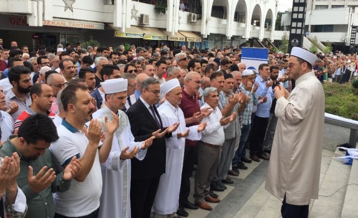 Mursi için Mersin’de gıyabi cenaze namazı kılındı