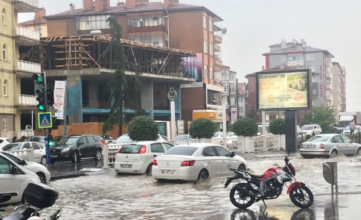 Niğde, sağanak yağışa teslim oldu!