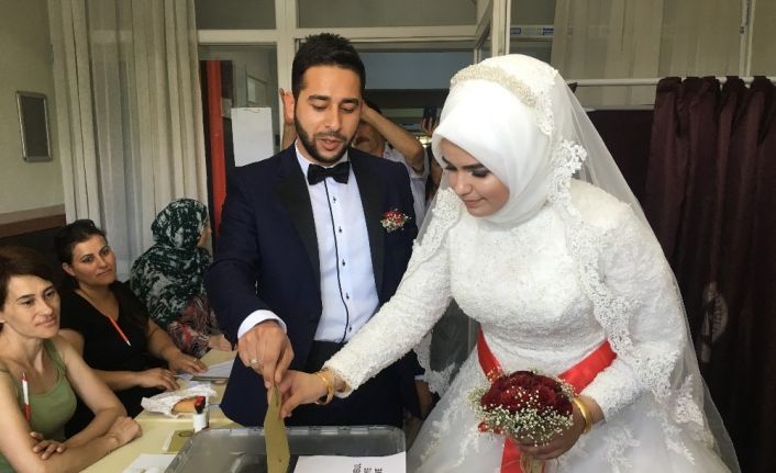 Nikahtan önce sandığa gittiler