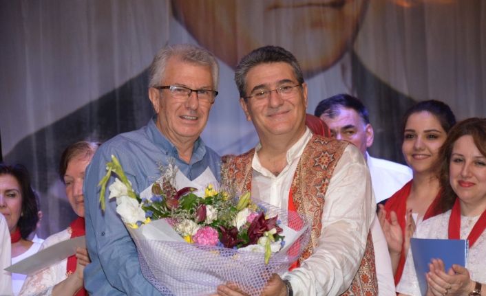 Ödemiş Belediye Başkanına sahnede doğum günü sürprizi