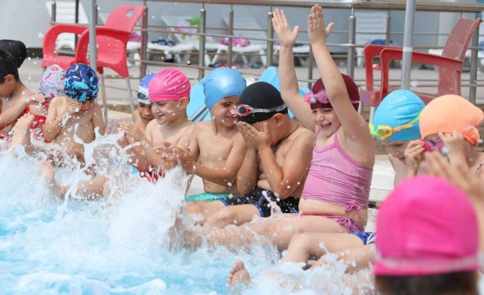 Okullar kapandı, havuz keyfi başladı