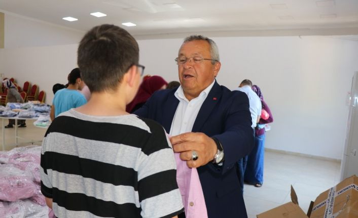 Ormanlı Belediyesi çocuklara 4 bin parça kıyafet dağıttı