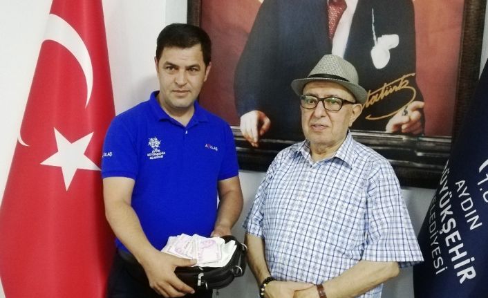 Otobüste bulduğu 13 bin lira ve 50 yıllık fotoğrafları gurbetçiye geri ulaştırdı