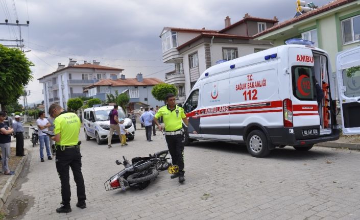 Otomobil elektrikli bisiklet ve motosikletle çarpıştı, 2 yaralı