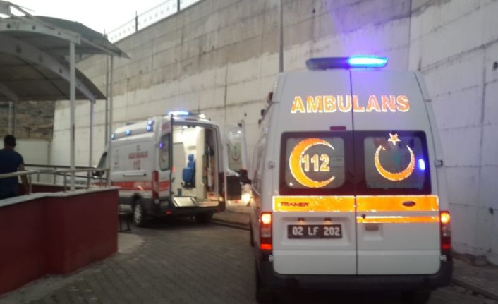 Otomobil traktöre arkadan çarptı: 7 yaralı