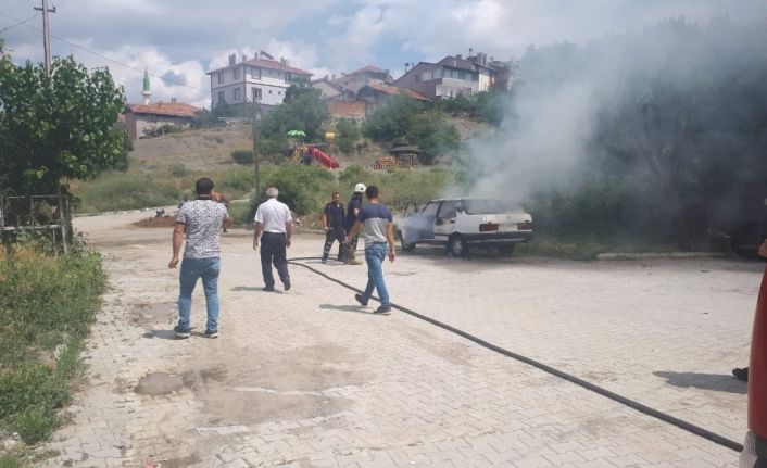 Park halindeki otomobil alev aldı