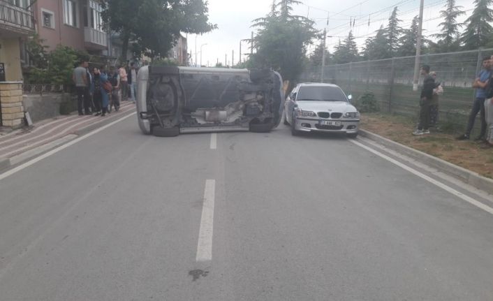 Park halindeki otomobile çarptı; 1 yaralı