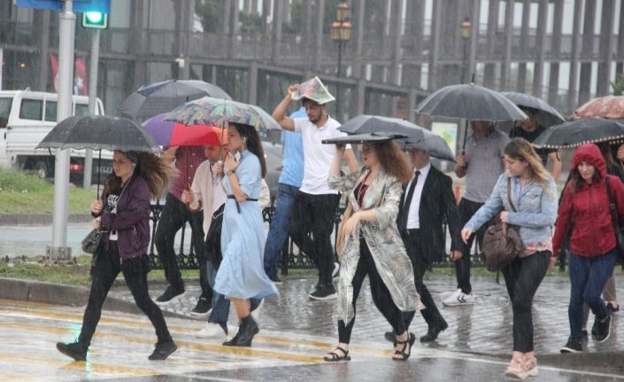 Samsun’da sağanak yağış hayatı olumsuz etkiledi