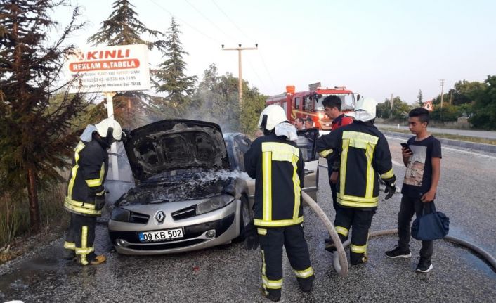 Seyir halindeyken yanan otomobil hurdaya döndü