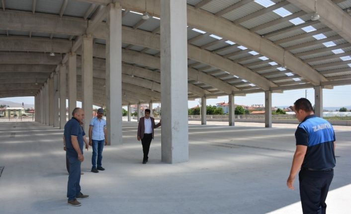 Şuhut’ta Başkan Vekili Us ve Belediye Meclis üyelerinden kapalı pazar yeri incelemesi