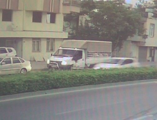 Süt aldığı aracın önünden karşıya geçmek isteyen çocuğa otomobil çarptı