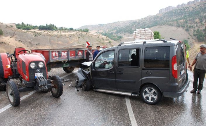 Traktör ile hafif ticari araç çarpıştı: 4 Yaralı