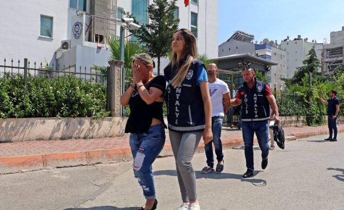 Yaşlı Alman vatandaşları, ’Alman Kriminal Polisiyiz’ diye dolandırdılar