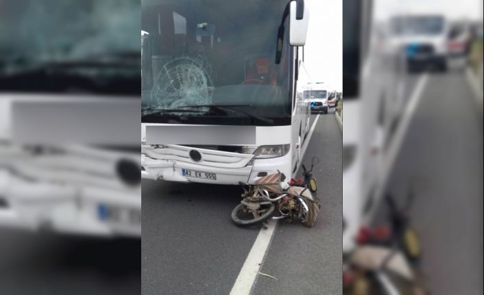Yolcu otobüsü motosiklete çarptı: 1 ölü