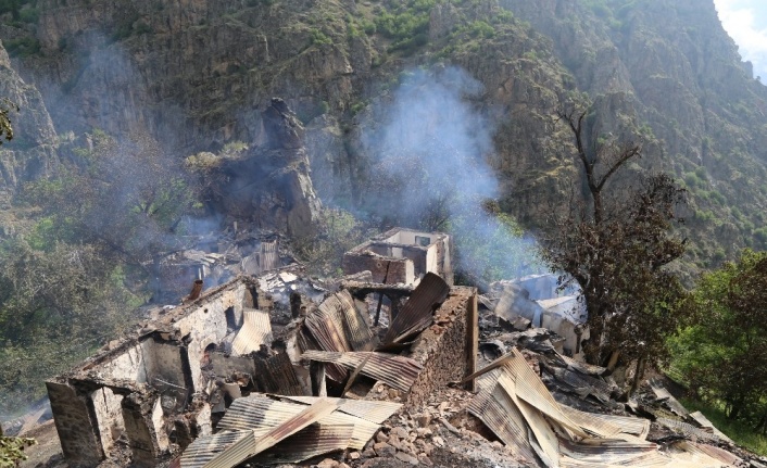 Yusufeli’nde 1 kişinin öldüğü 7 evin kül olduğu yangının acı bilançosu gün ağarınca ortaya çıktı