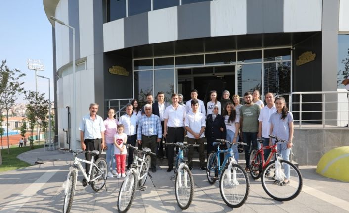 “15 Temmuz”u sosyal medyada en çok paylaşan öğrencilere bisiklet hediye edildi