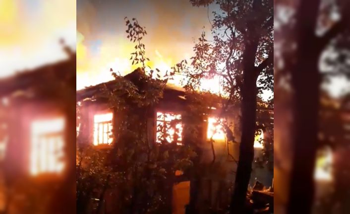 2 katlı ahşap ev yangında küle döndü